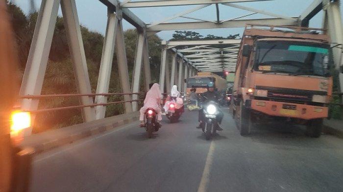 Pengendara Motor Lawan Arus di Jembatan Aurduri I Kota Jambi