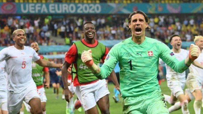 Kiper Timnas Swiss, Yann Sommer merayakan kemenangan setelah menggangalkan tendangan penalti penyerang Prancis Kylian Mbappe dalam babak 16 besar Euro 2020 di Arena Nationala, Bukarest, Selasa (29/6/2021) dini hari WIB.