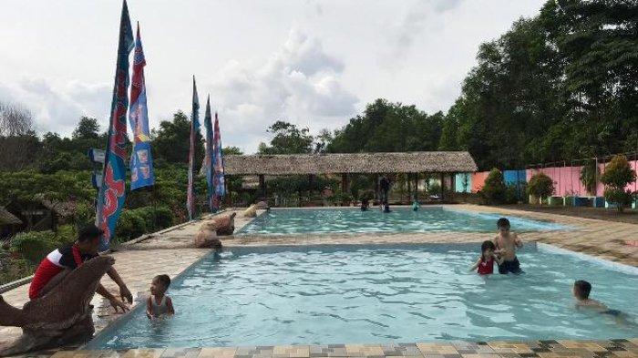 Kolam renang di Taman Wisata Air Kito di Pondok Meja.