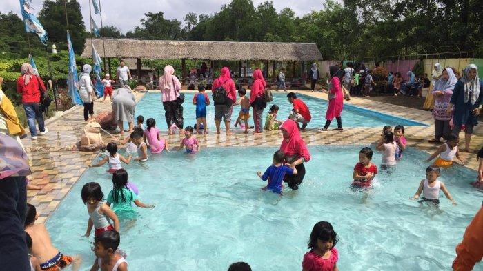 Kolam renang yang ada di Taman Wisata Air Kito.