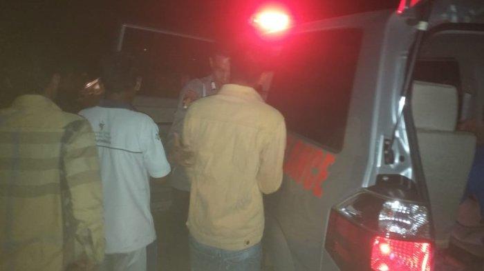 Jenazah korban diterkam buaya di Dendang Kabupaten Tanjung Jabung Timur saat dievakuasi, Selasa (27/6/2023) malam.