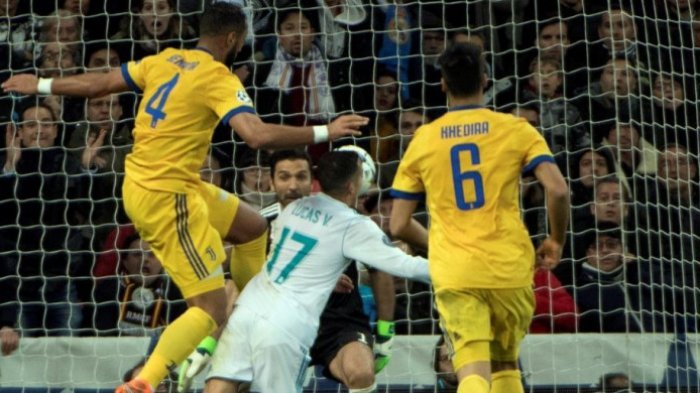 Lucas Vazquez saat dijatuhkan Mehdi Benati di Juve vs Real Madrid