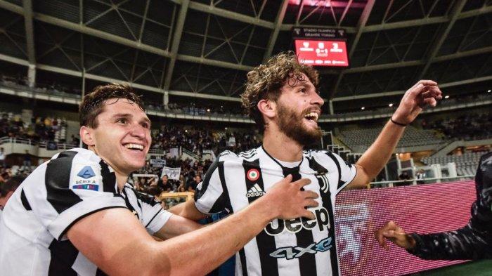 Manuel Locatelli (Kanan) merayakan gol yang diciptakannya bersama rekannya, Federico Chiesa kala Juventus kontra Torino