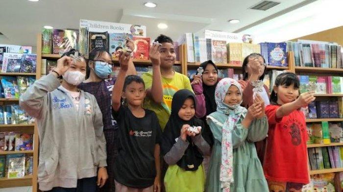 Gramedia Jambi menggelar lokakarya (workshop-red) membuat souvernir dari kertas bekas, Minggu (09/07/2023).