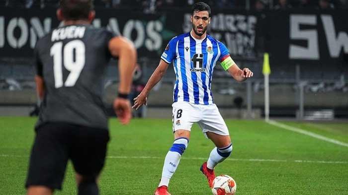 Mikel Merino (kanan) gelandang Real Sociedad yang jadi incaran Liverpool