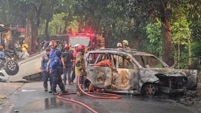 DIBAKAR MASSA: Tiga mobil polisi Polres Metro Depok dirusak dan dibakar oleh warga dalam penangkapan Ketua Ormas TS yang menjadi tersangka penganiayaan dan kepemilikan senjata (Sumber: Kompas.com)