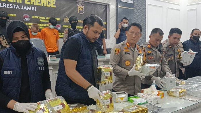 Polresta Jambi menangkap MA (27) Sipir Lapas kelas II A Jambi yang terlibat dalam jaringan narkoba internasional dengan barang bukti sabu sebanyak 52 kilogram lebih.
