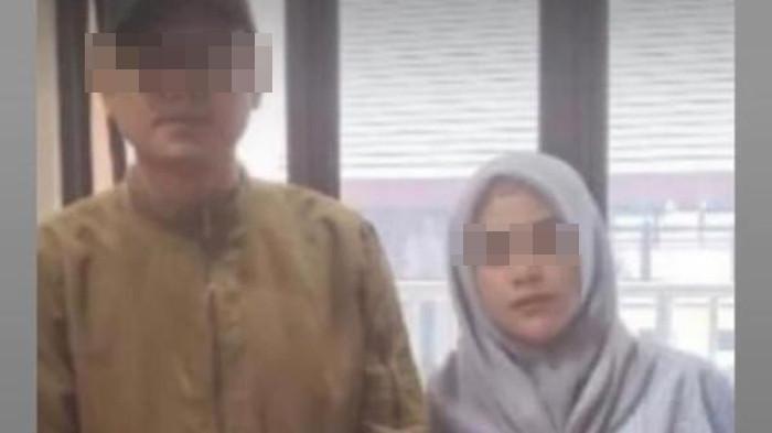 KADES DIGEREBEK - Seorang kades di Jawa Timur digerebek sedang berduaan bersama istri orang di sebuah kamar indekos.