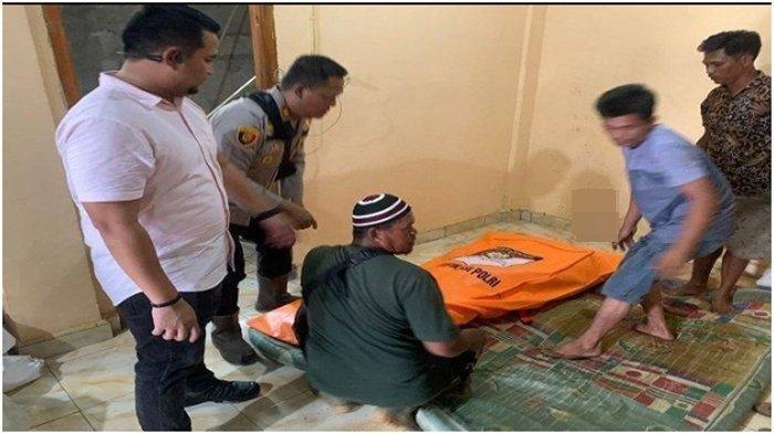 Fakta pembunuhan pasutri di Pulau Rimau Banyuasin, pelaku pembunuhan lima orang. Korban dirampok dijerat dan diinjak hingga tewas. Petugas saat mengevakuasi jenazah korban Sunardi dan istrinya Surnati, Rabu (12/10/2023).