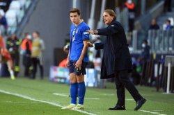 Pelatih timnas Italia Roberto Mancini memberi arahan kepada penyerang Federico Chiesa
