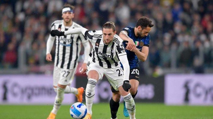 Pemain Juventus Adrien Rabiot sedang menggiring bola