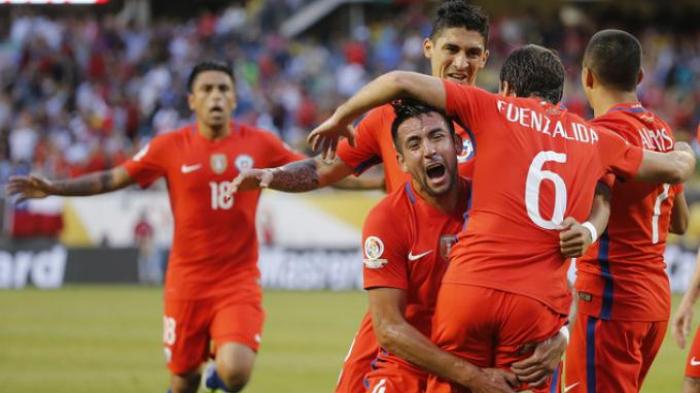 Pemain Chile merayakan gol.