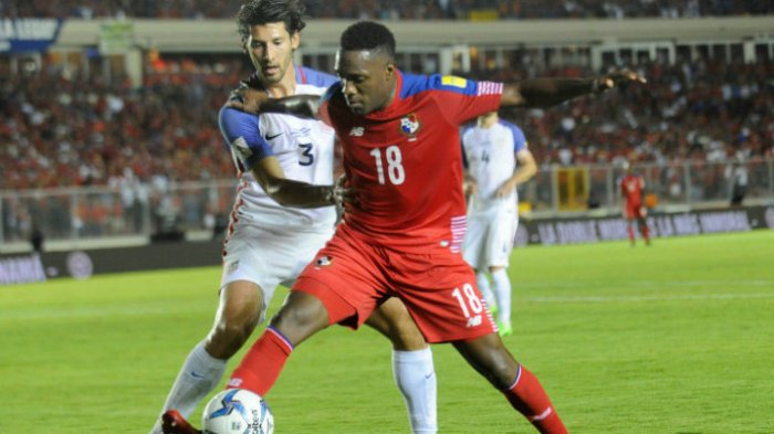 Pemain Panama, Luis Tejada (nomor 18), dalam parai kontra Amerika Serikat pada 28 Maret 2017 di Panama City