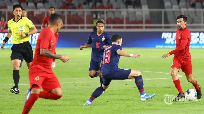 Pemain Timnas Indonesia Stefano Lilipaly berebut bola dengan pemain Timnas Thailand pada ajang kualifikasi Piala Dunia Qatar 2022 di Stadion Utama Gelora Bung Karno, Jakarta, Selasa (10/9/2019).