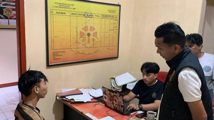 PEMERIKSAAN - Polisi saat melakukan pemeriksaan terhadap tersangka kasus pembunuhan di kamar indekos di Mapolsek Jelutung, Selasa (18/6).