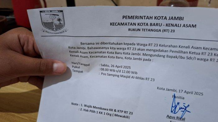 PEMILIHAN KETUA RT - Undangan pemilihan ketua RT serentak di Kota Jambi. Panitia pemilihan sudah terlihat sibuk mendistribusikan undangan.