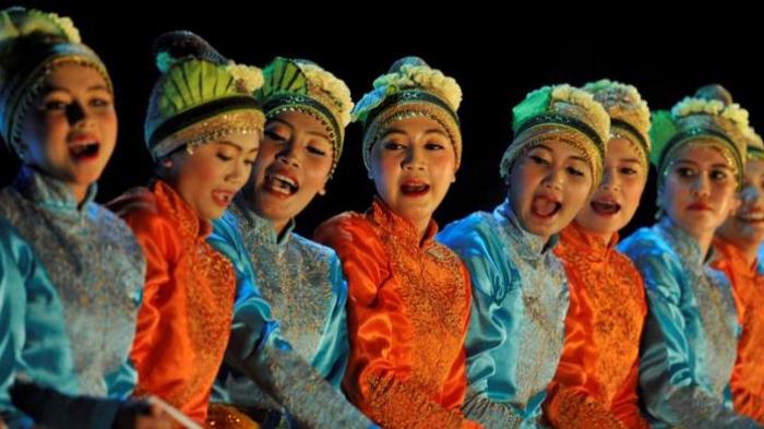 Penari Saman dari Sanggar Pesona PTPN 1 Langsa, Aceh, membawakan Tari Pukat dalam pembukaan Saman Summit di Plaza Museum Fatahillah, Jakarta Pusat, Jumat (14/12/2012). Selain untuk merayakan pengakuan UNESCO terhadap Tari Saman sebagai warisan dunia tak benda, kegiatan tersebut juga menjadi media silaturahmi para seniman Tari Saman dari berbagai daerah.