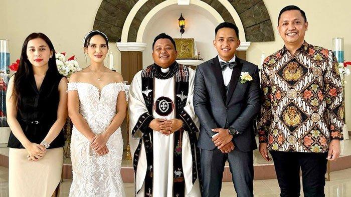 Ronny Talapessy dan istri foto bersama dengan pengantin Bharada E dan Lingling serta pastor yang memberkati pernikahan.