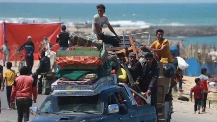Pengungsi dari Kota Rafah. Mereka mencari tempat perlindungan setelah Israel menggencarkan serangan
