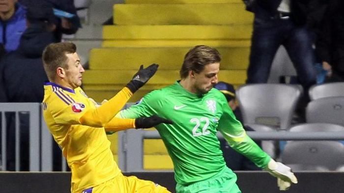 Penjaga gawang tim nasional Belanda, Tim Krul (kanan) melindungi bola dari kejaran pemain depan Kazakhstan, Aleksei Schetkin, saat kedua tim bertemu pada lanjutan kualifikasi Piala Eropa 2016 di Stadion Astana Arena, Sabtu (10/10/2015).