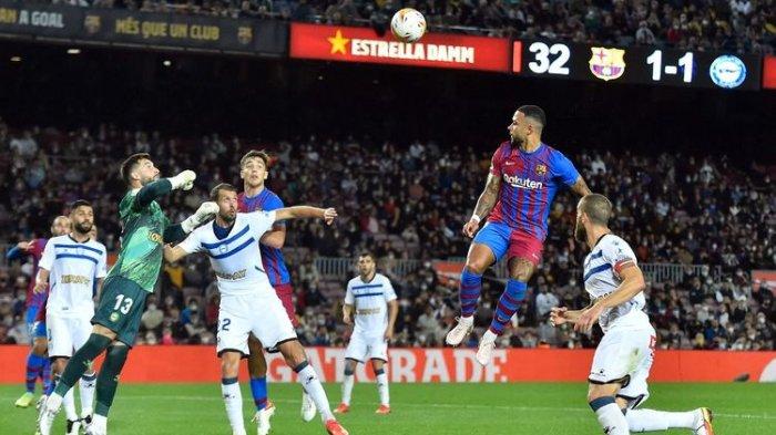 Penyerang Barcelona Memphis Depay (dua dari kanan) menyundul bola dalam laga pekan ke-12 Liga Spanyol 2021-2022 kontra Deportivo Alaves di Stadion Camp Nou, Minggu (31/10/2021).