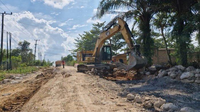 Jalan Simpang Sungai Duren rusak akibat proyek Tol Jambi Seksi 4.