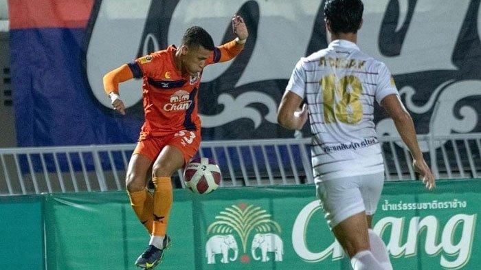 Aksi Matheus Souza bermain di Liga 2 Thailand bersama Sapanhuri FC