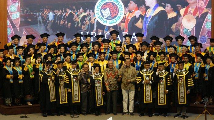 Foto bersama winisuda dalam acara Upacara Wisuda Periode IV Tahun 2024 UKSW di Balairung Universitas, Kamis (24-10-2024).
