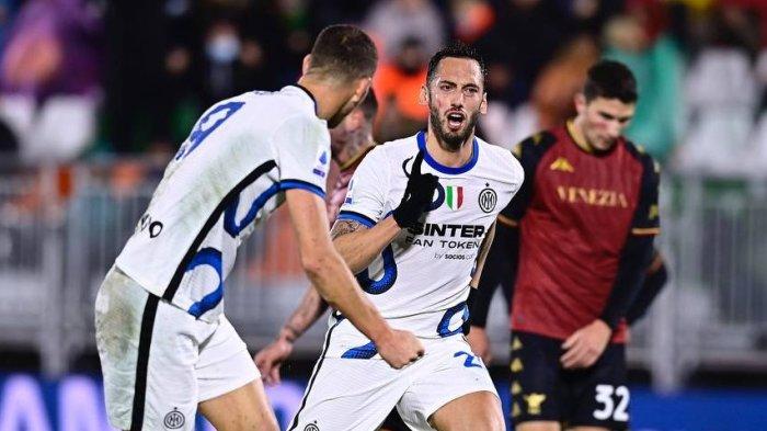 Selebrasi Striker Inter Milan, Hakan Calhagnolu usai membobol gawang Venezia di Liga Italia