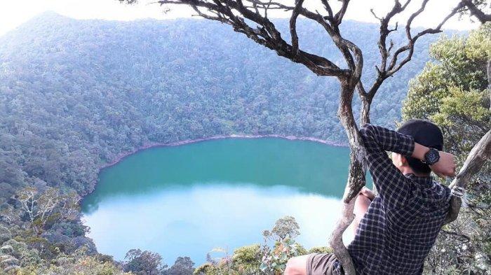Seorang pecinta alam Rizky Fadli di Danau Kumbang, Kabupaten Merangin.
