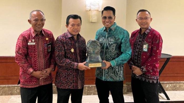 Gubernur Al Haris Terima Penghargaan Paritrana Award 2024
