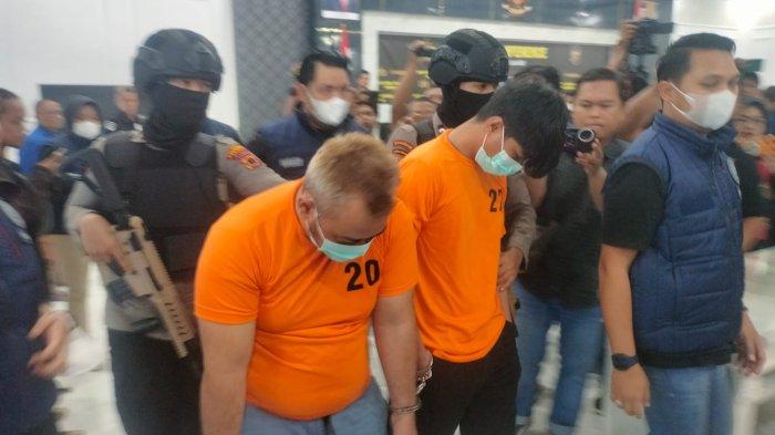 Polresta Jambi menangkap MA alias M. Afiful Akbar Magguna (27) Sipir Lapas kelas II A Jambi dan F (46) yang terlibat dalam jaringan narkoba internasional dengan barang bukti sabu sebanyak 52 kilogram