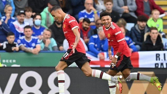 Striker Manchester United Inggris Mason Greenwood (kiri) merayakan mencetak gol pembuka dengan striker Inggris Manchester United Jadon Sancho (kanan) selama pertandingan sepak bola Liga Premier Inggris antara Leicester City dan Manchester United di King Power Stadium di Leicester, Inggris tengah pada 16 Oktober, 2021.