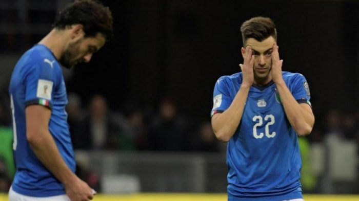 Ekspresi penyerang timnas Italia Stephan El Shaarawy (kanan) setelah timnya gagal lolos ke Piala Dunia akibat ditahan imbang Swedia dalam partai play-off kedua di Giuseppe Meazza, Milan, 13 November 2017.