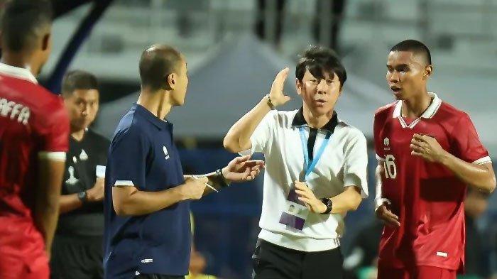 Pelatih memberikan instruksi kepada pemain Timnas U23 saat pertandingan menghadapi Malaysia U23. Pada laga kedua, Timnas Indonesia U23 akan menghadapi Timor Leste U23