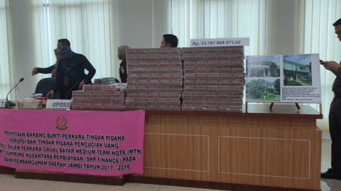 Tumpukan uang tunai puluhan miliaran rupiah terkait kasus korupsi yang melibatkan mantan Dirut Bank Jambi.