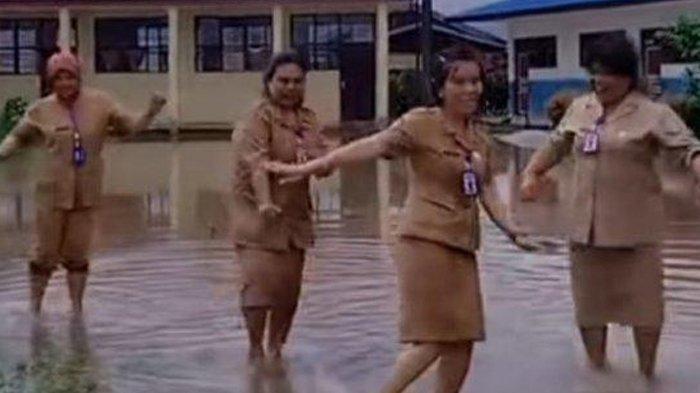 KEPALA SEKOLAH DINONAKTIFKAN - Seorang kepala sekolah di Kabupaten Karo dinonaktifkan karena video joget di atas banjir viral di media sosial.