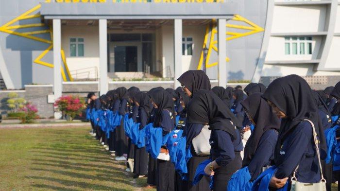 Acara pelepasan 1.154 mahasiswa Kuliah Kerja Nyata (KKN) UMP tahun 2024 yang berlangsung di lapangan Mas Mansoer kampus UMP.