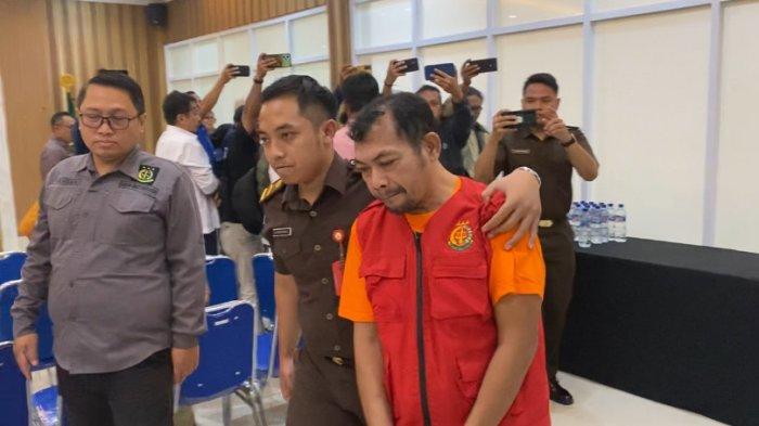 TERSANGKA DIHADIRKAN - Tersangka kasus penipuan Perumahan Ungaran Asri Regency Punsae, Billy Murwantioko dihadirkan dalam konferensi pers di Kantor Kejaksaan Negeri Kabupaten Semarang, Kamis (19/6/2025). Dia yang pernah menjabat sebagai Direktur PT Agung Citra Khasthara ditahan untuk proses persidangan.