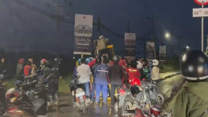 EVAKUASI KORBAN - Sejumlah warga dan pemotor mengevakuasi mobil angkutan kota yang terbalik di dekat exit Tol Kaliwungu Kendal, Senin (7/7/2025) malam. Mobil tersebut diduga berjalan terlalu ke kanan, kemudian terguling dan menimpa pemotor yang melintas di sisi kirinya.