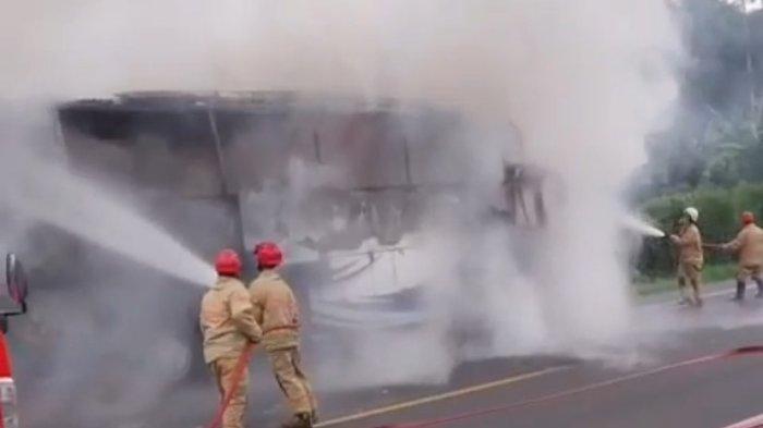 PADAMKAN API - Petugas pemadam kebakaran memadamkan api yang membakar bus PO Haryanto berpelat K7851OB di Jalan Raya Pringsurat, Kabupaten Temanggung, Selasa (8/7/2025) pagi. Kebakaran diduga akibat korsleting pada sistem kelistrikan AC bus yang memicu percikan api. 