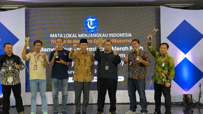 FOTO BERSAMA - Wamenkop Wakil Menteri Koperasi Ferry Juliantono bersama perwakilan 5 koperasi di wilayah Banyumas Raya berfoto bersama dalam Relaunching Tribun Banyumas dan Talk Show Tribute to Margono Djojohadikusumo: Menyambut Koperasi Merah Putih di Banyumas Raya, yang digelar di Universitas Jenderal Soedirman (Unsoed), Purwokerto, Kamis (19/6/2025). (TRIBUN JATENG/BUDI SUSANTO)