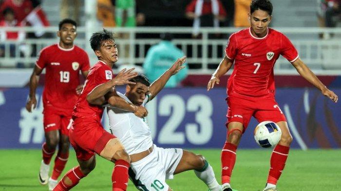 Pratama Arhan menjaga gelandang Irak Nihad Mohammed untuk memperebutkan bola pada pertandingan perebutan tempat ketiga Piala Asia U23 AFC Qatar 2024 antara Irak vs Indonesia di Stadion Abdullah Bin Khalifa di Doha pada 2 Mei 2024.