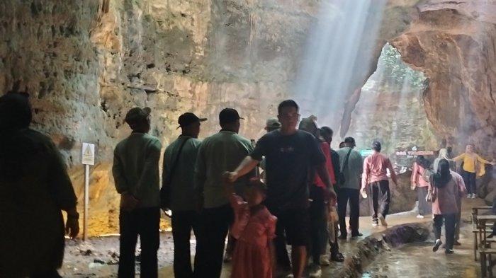 DIPADATI PENGUNJUNG - Suasana pengunjung yang memadati objek wisata Goa Terawang Ecopark Todanan Blora, Minggu (11/5/2025).