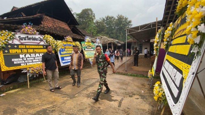 TUNGGU JENAZAH - Suasana rumah duka Kopda Eri Dwi Priambodo di Dusun Banjarsari, Desa Kebumen, Kecamatan Pringsurat, Kabupaten Temanggung, Selasa (13/5/2025) sore. Pelayat saat ini masih menunggu kedatangan jenazah dari Jawa Barat.