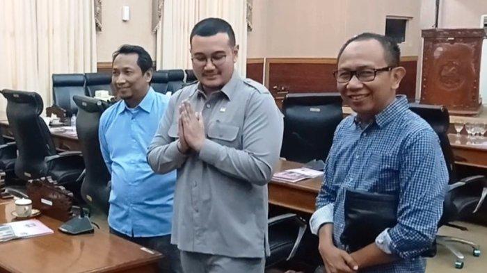 SANKSI - Pengurus DPD PAN Kota Tegal selepas memberikan keterangan kepada awak media di Gedung Paripurna DPRD Kota Tegal, Rabu (14/5/2025). Ini terkait tanggapan atas kasus yang menimpa NF Ketua DPD PAN Kota Tegal. DPP PAN pun memberikan kepastian terkait ada tidaknya sanksi kepada yang bersangkutan.