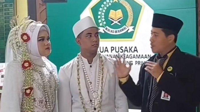 PENGANTIN BARU - Tangkapan layar video TikTok @masfaizar pada Rabu (14/5/2025). Pengantin baru tersebut tak dihadiri dari ayah sang pengantin wanita. Sang ayah ogah jadi wali nikah karena tak dibelikan motor dan handphone.