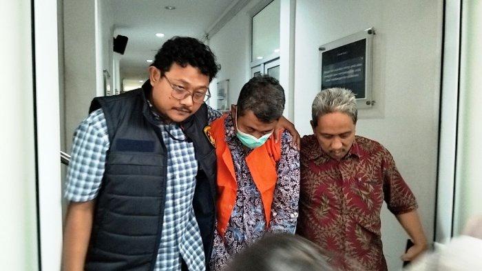 PELIMPAHAN - Tiga tersangka kasus bullying dan pemerasan mahasiswa Program Pendidikan Dokter Spesialis (PPDS) Anestesi Undip dilimpahkan ke Kejari Kota Semarang, Kamis (15/5/2025). Mereka pun terancam hukuman selama 9 tahun penjara.