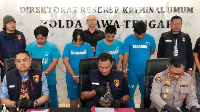 WARTAWAN GADUNGAN - Kepolisian dari Polda Jateng menangkap empat wartawan gadungan yang memeras korban dengan ancaman menyebar fotonya saat beraktivitas di sebuah hotel di Kota Semarang, Jumat (16/5/2025). Kepada korban, preman berkedok wartawan ini meminta uang Rp150 juta.