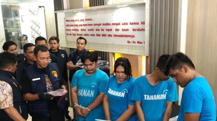 WARTAWAN GADUNGAN - Kepolisian dari Polda Jateng menangkap empat wartawan gadungan yang memeras korban dengan ancaman menyebar fotonya saat beraktivitas di sebuah hotel di Kota Semarang, Jumat (16/5/2025). Kepada korban, preman berkedok wartawan ini meminta uang Rp150 juta.